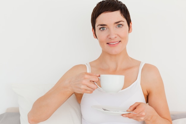 Mujer joven, bebida, café