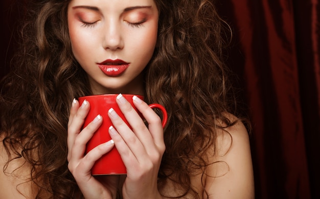 Mujer joven, bebida, café