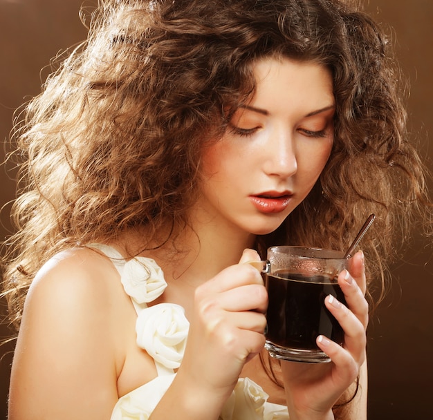 Mujer joven, bebida, café