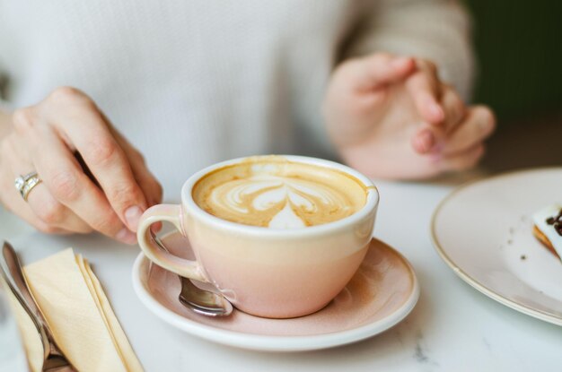 mujer joven, bebida, delicioso, café, de, un, taza