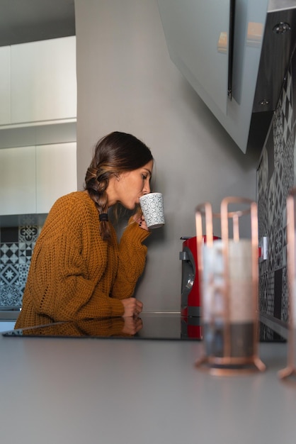 mujer joven, bebida, de, un, taza