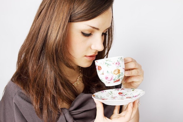 mujer joven, bebida, té, de, un, taza