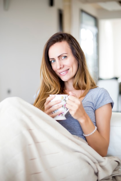 Mujer joven, bebida, té