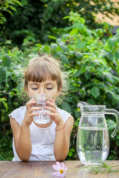 Foto mujer joven bebiendo agua