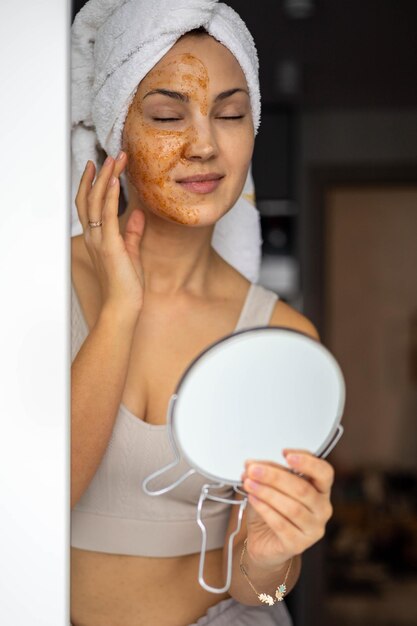 Foto mujer joven bebiendo café en casa