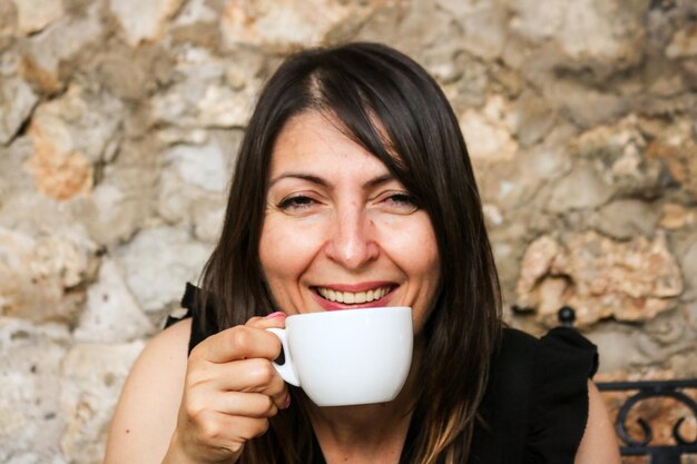 Foto mujer joven bebiendo café