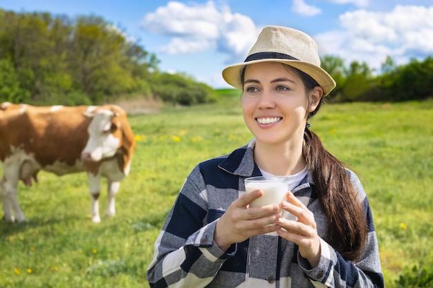 mujer joven bebiendo leche al aire libre