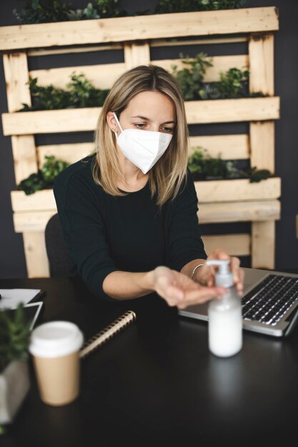 Foto mujer joven bebiendo una taza de café en la mesa