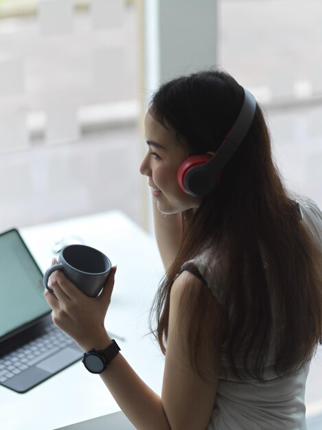 Foto mujer joven bebiendo taza de café