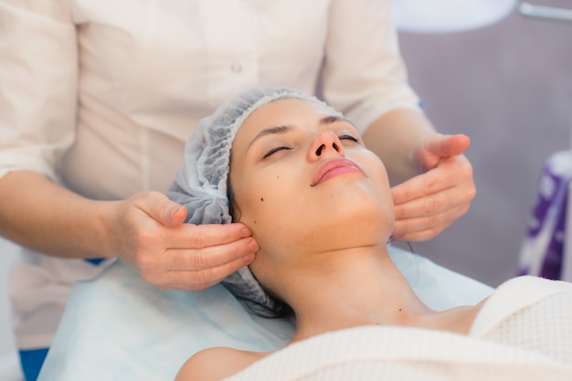 Mujer joven, bella y saludable en el salón de spa. Terapia de masaje oriental tradicional, tratamientos de belleza.