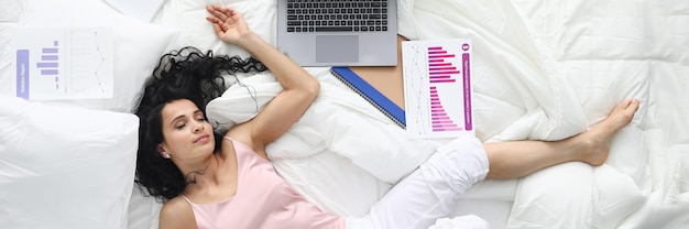 Foto mujer joven belleza dormir en la vista superior de la cama blanca. concepto de teletrabajo empresarial a distancia