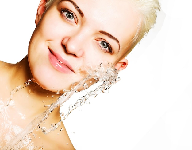 Mujer joven de belleza con gotas de agua