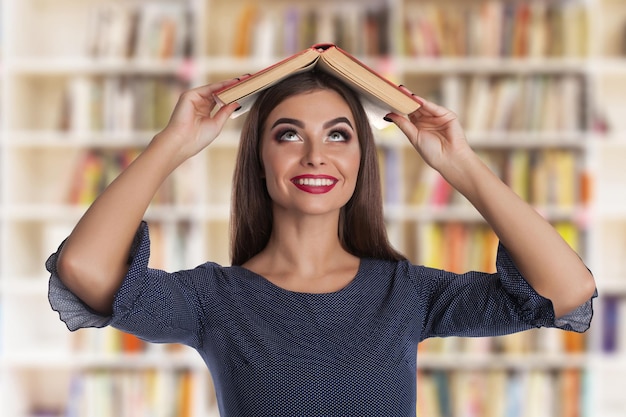 Mujer joven belleza con libros en la biblioteca