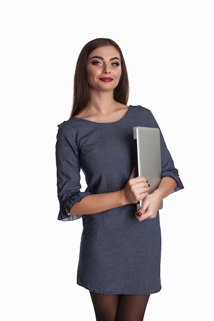 Mujer joven belleza con libros en fondo blanco.