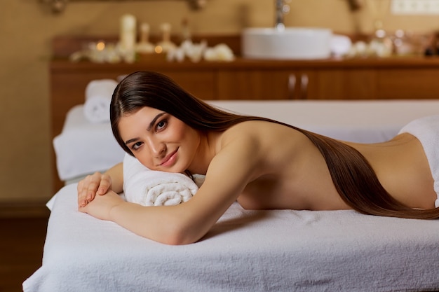 Mujer joven belleza en salón de spa.