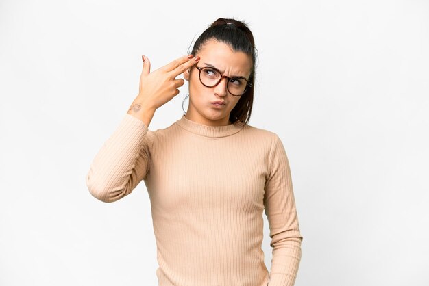 Foto mujer joven belleza sobre fondo blanco aislado con problemas haciendo gesto de suicidio