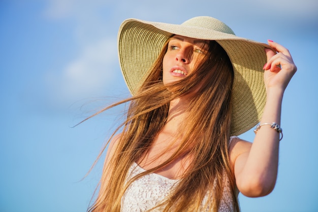 Mujer joven belleza en sombrero de verano.