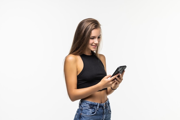 Mujer joven de belleza usando y leyendo un teléfono inteligente aislado en un blanco