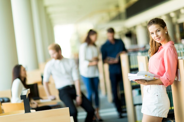 Mujer joven en la biblioteca