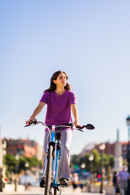 Foto mujer joven en bicicleta