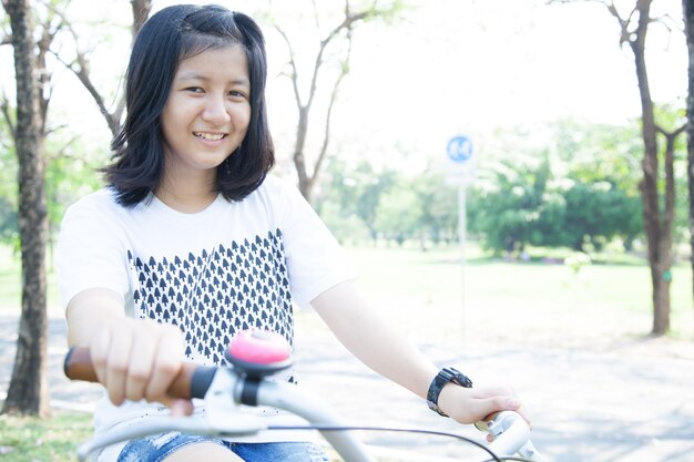 Mujer joven en bicicleta.