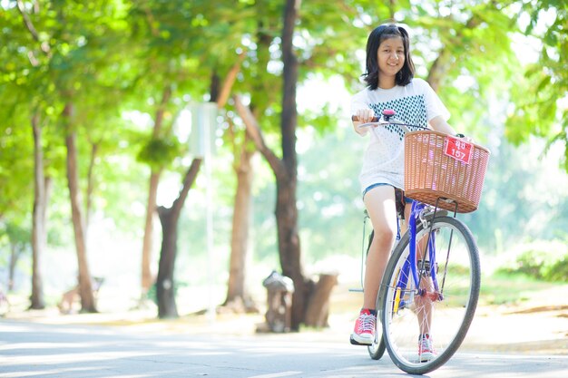 Mujer joven en bicicleta.