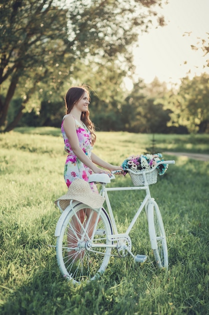 Mujer joven, con, un, bicicleta