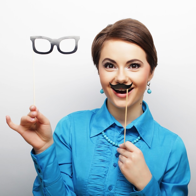 Mujer joven con bigote y gafas