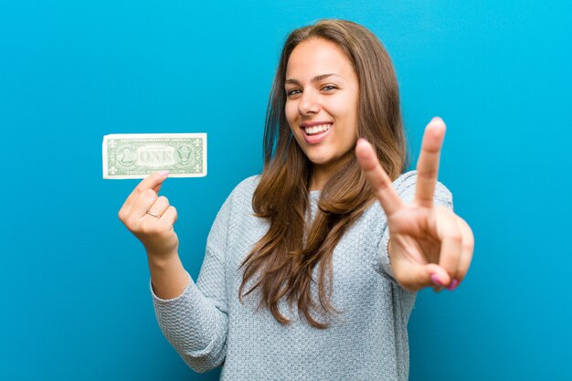 Mujer joven con billetes azules