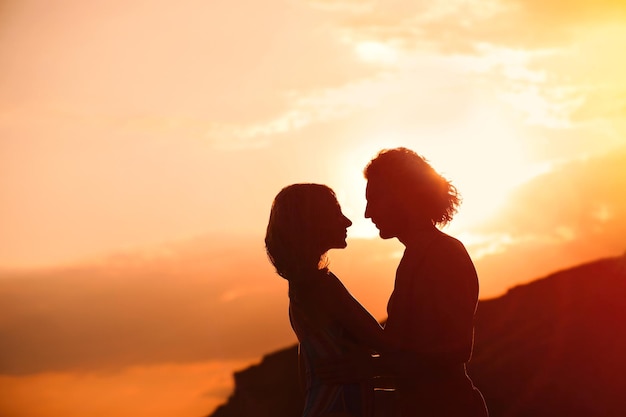 mujer joven, en, biquini, y, ella, novio, en, playa, en, ocaso, encantador, pareja