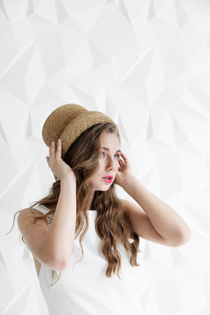 mujer joven, en, blanco, ajuste, ella, sombrero