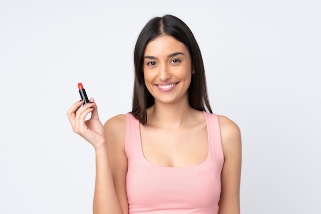 Mujer joven en blanco con lápiz labial rojo