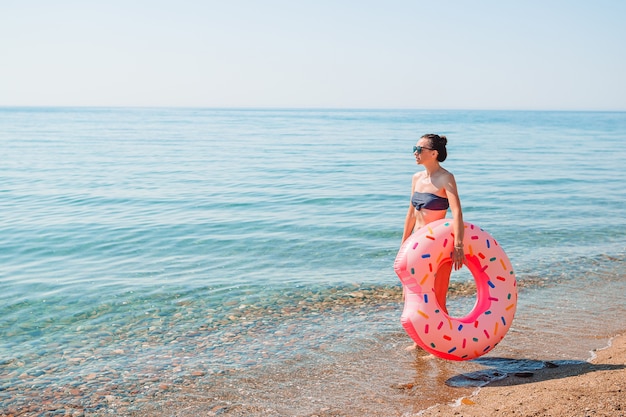 Mujer joven, en, blanco, en la playa