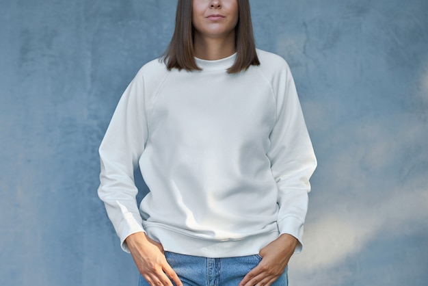 Mujer joven en blusa blanca. Foto de alta calidad