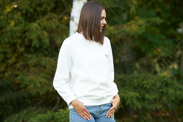 Mujer joven en blusa blanca. Foto de alta calidad