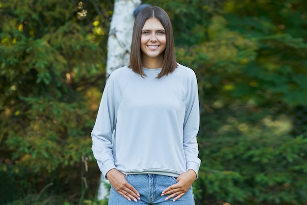 Mujer joven en blusa gris. Foto de alta calidad