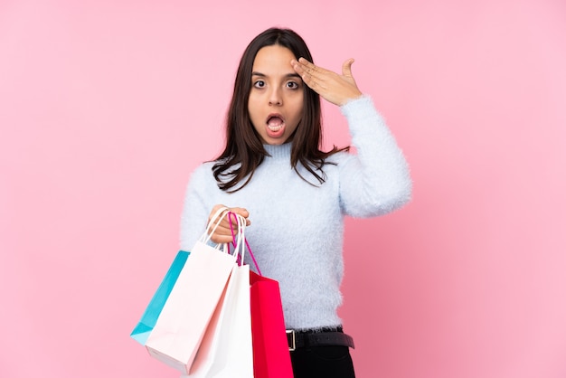 Mujer joven con bolsa de compras acaba de darse cuenta de algo y tiene la intención de encontrar la solución