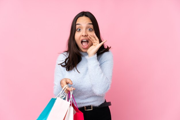 Mujer joven, con, bolsa de compras, aislado