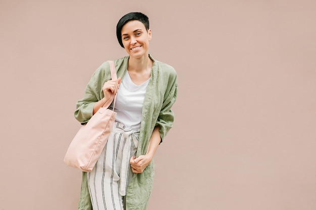 Mujer joven con bolsa ecológica disfrutando de la mañana. Concepto ecológico.