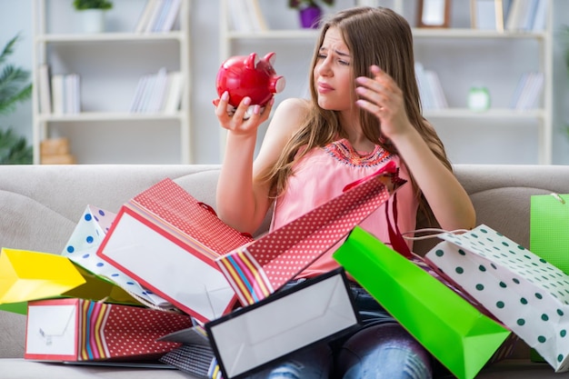 mujer joven, con, bolsas de compras, interior, hogar, en, sofá