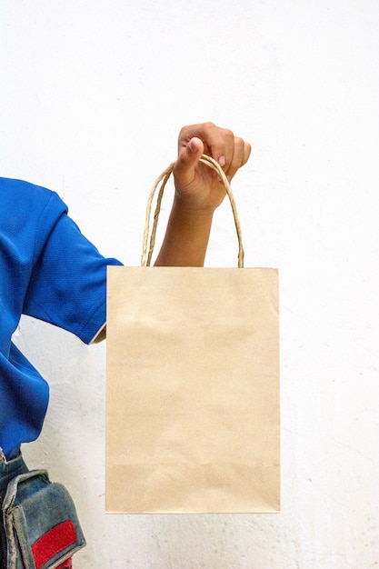 Mujer joven con bolsas de compras