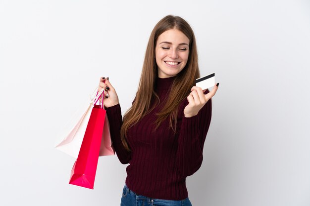 Mujer joven con bolsas de compras