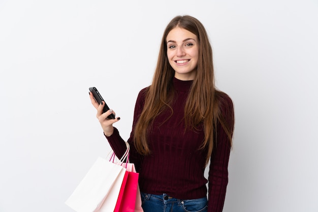 Mujer joven con bolsas de compras