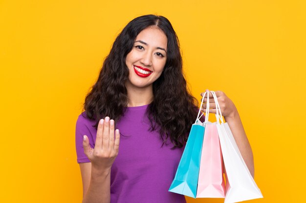 Mujer joven con bolsas de compras