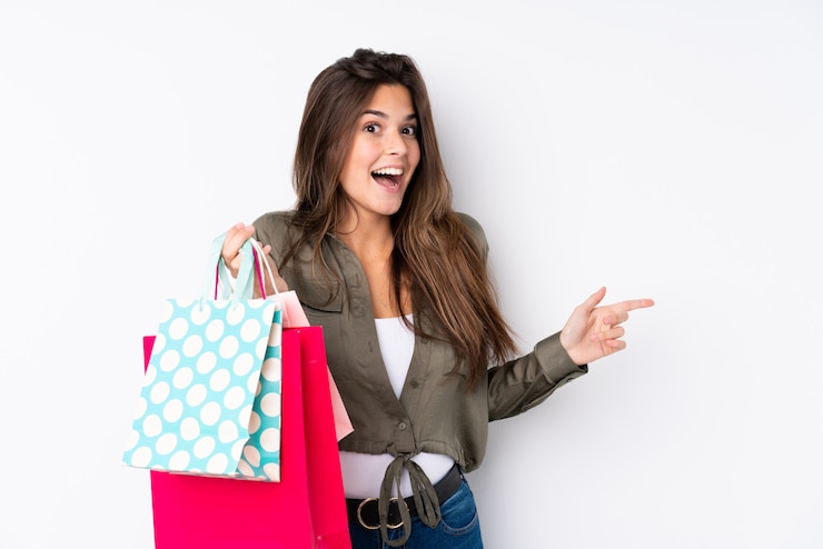 Foto mujer joven con bolsas de compras