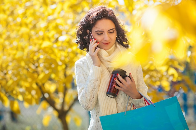 Foto mujer joven con bolsas de compras.