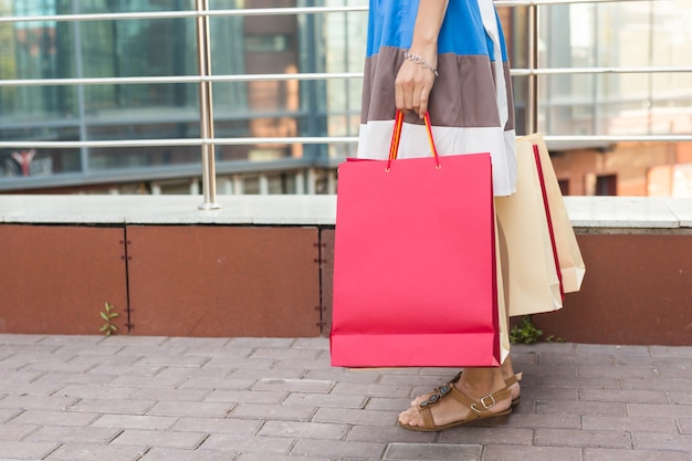 Mujer joven, con, bolsas de compras