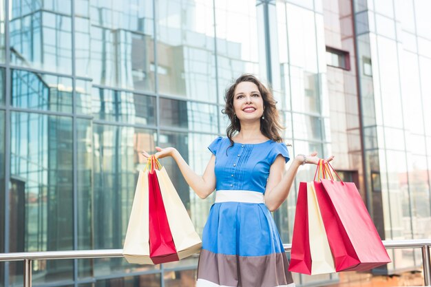 Mujer joven, con, bolsas de compras