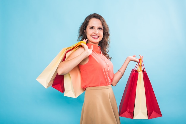 Mujer joven, con, bolsas de compras