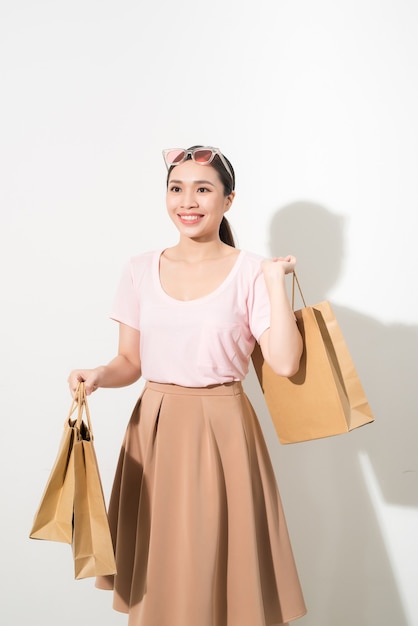 Mujer joven, con, bolsas de compras